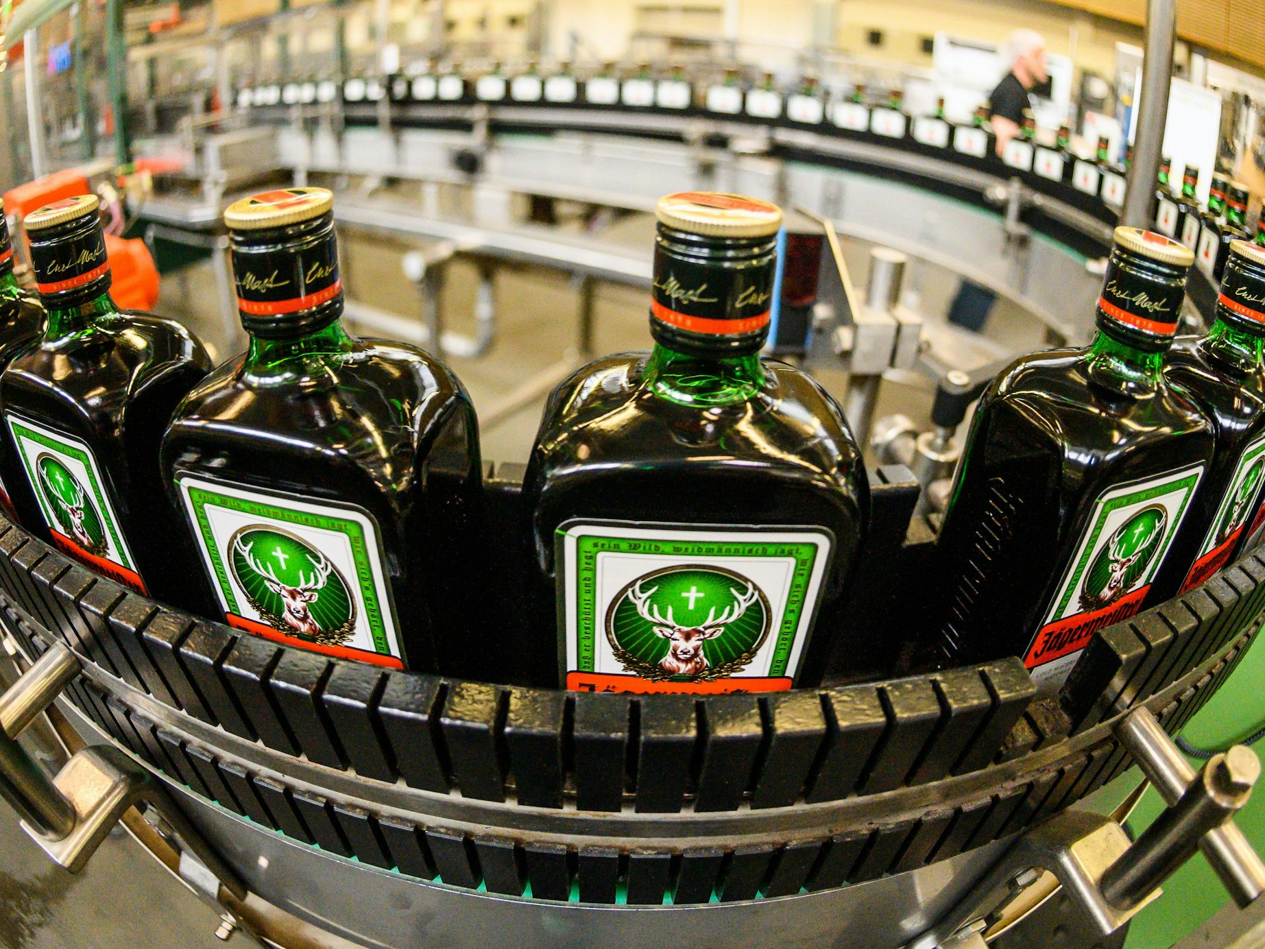 Der Mann soll die Flasche in unter 2 Minuten ausgetrunken haben. Unser Foto zeigt Jägermeister-Flaschen auf einem Förderband.