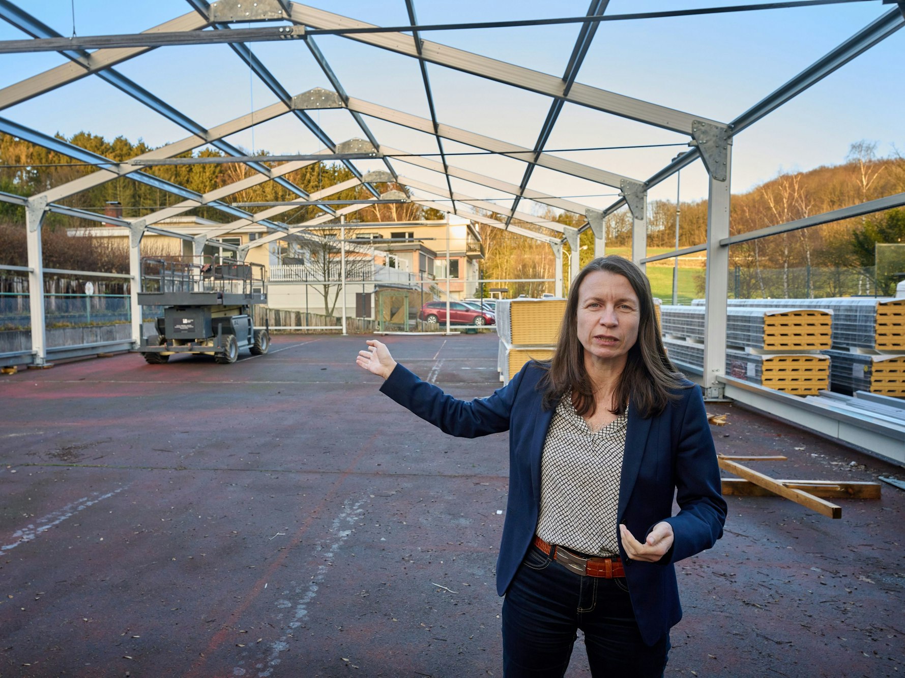 Cornelia Weigand, Bürgermeisterin der Verbandsgemeinde Altenahr, steht im Gerippe einer Leichtbauhalle, die das in einem Hotel untergebrachte Notrathaus erweitern soll.