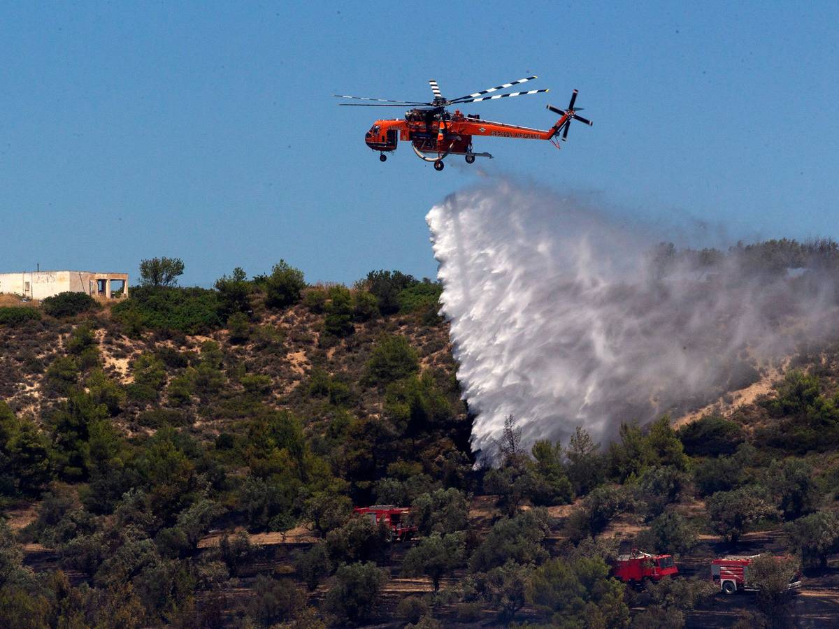 Ein Löschhubschrauber löscht einen Waldbrand.