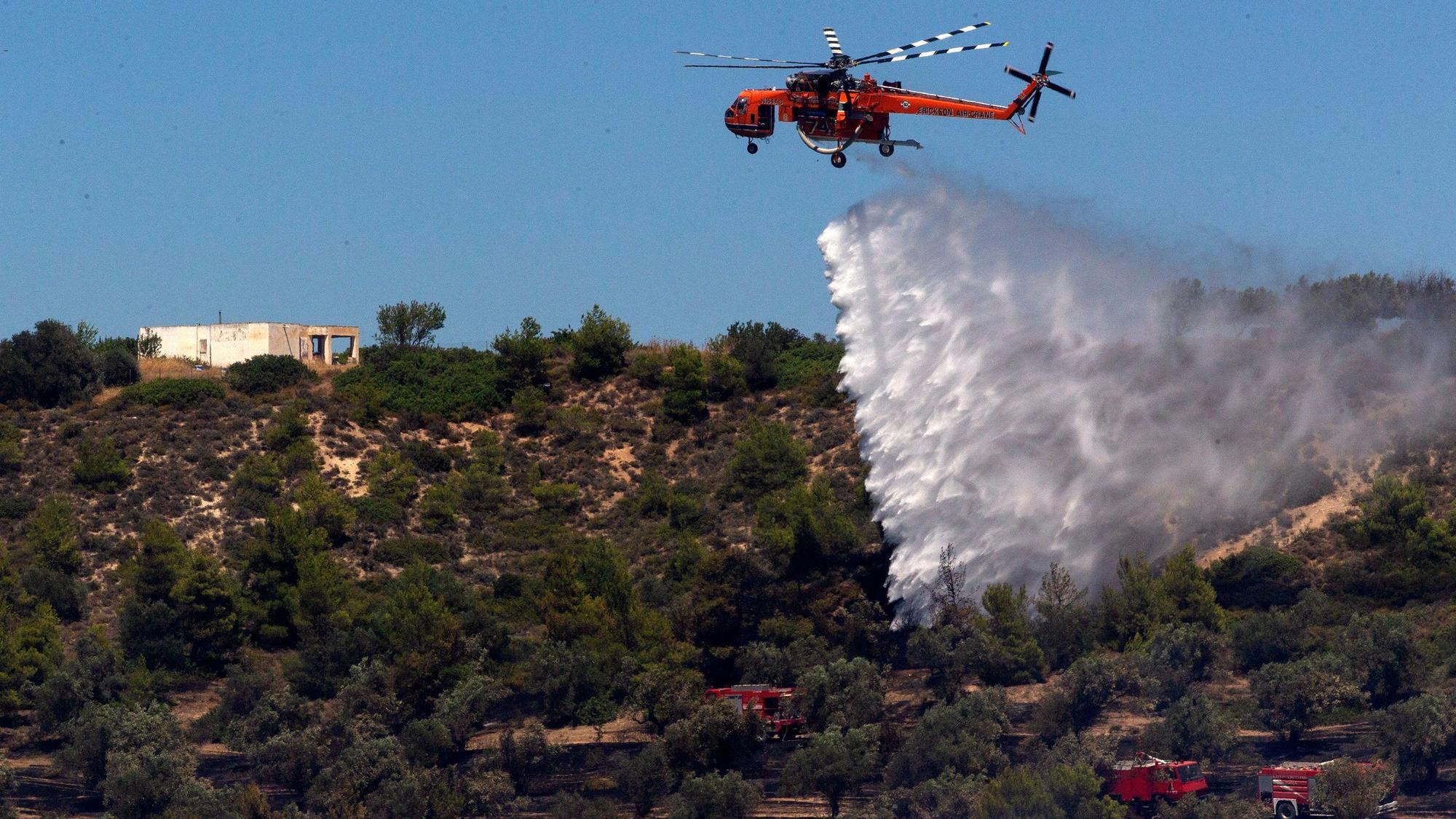 Ein Löschhubschrauber löscht einen Waldbrand.