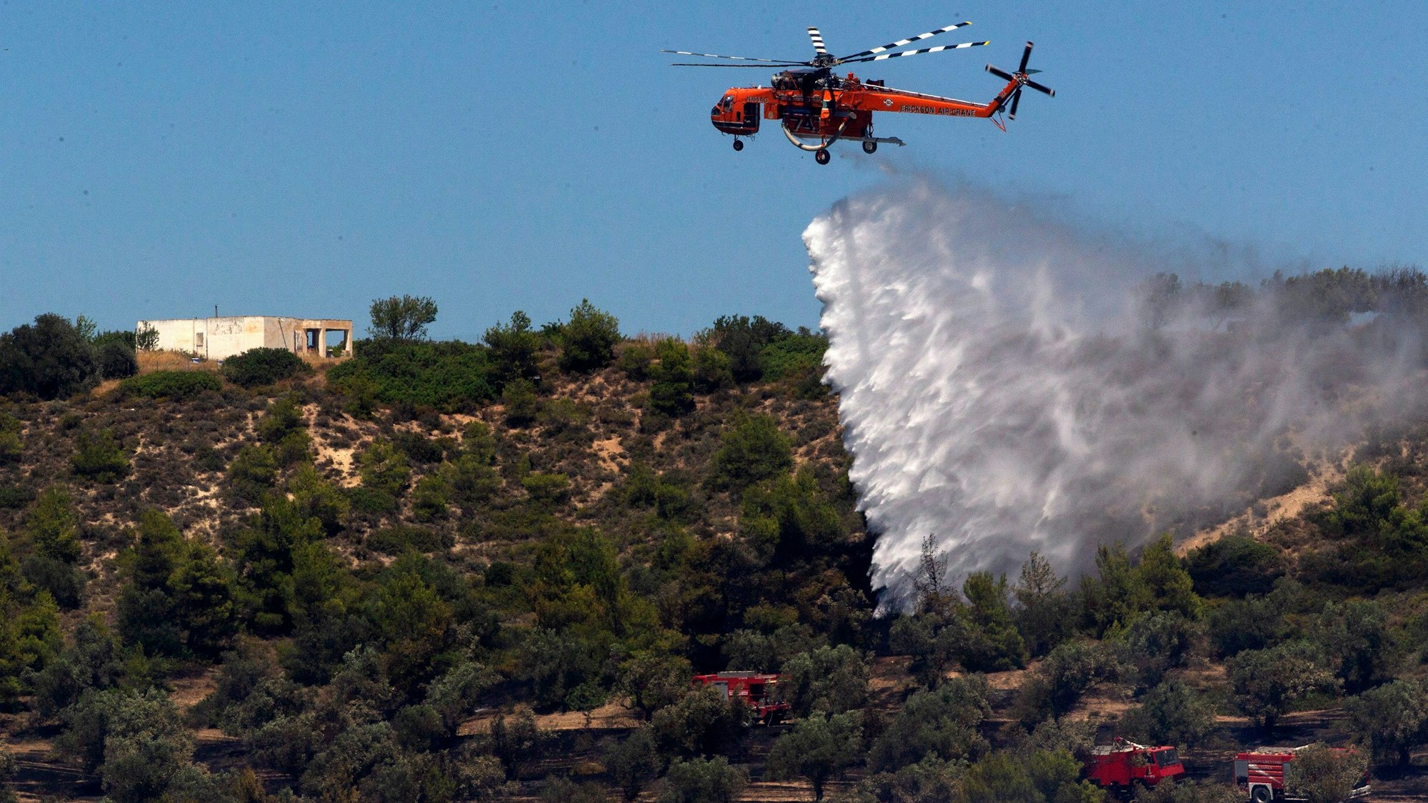 Ein Löschhubschrauber löscht einen Waldbrand.