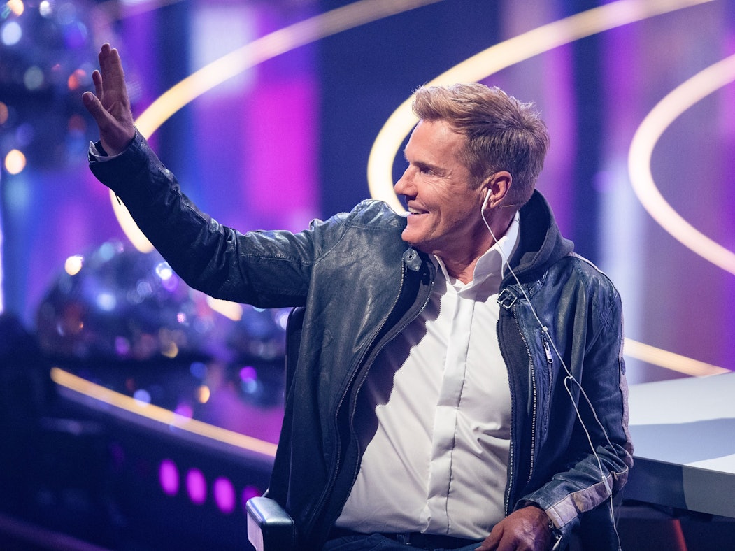 Juror Dieter Bohlen winkt bei der ersten Mottoshow bei „Deutschland sucht den Superstar“ (DSDS) den Zuschauern zu.
