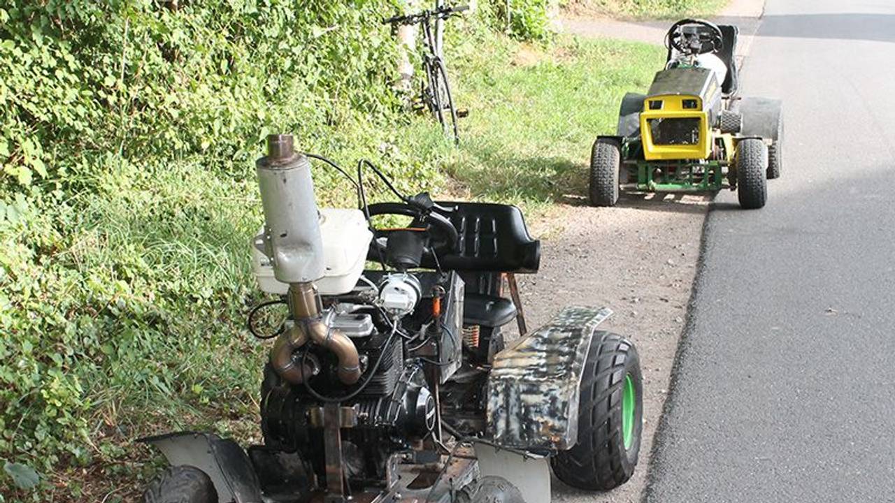 Umgebaute kleine Gefährte, die die Polizei nach einem Wettrennen sicherstellte.