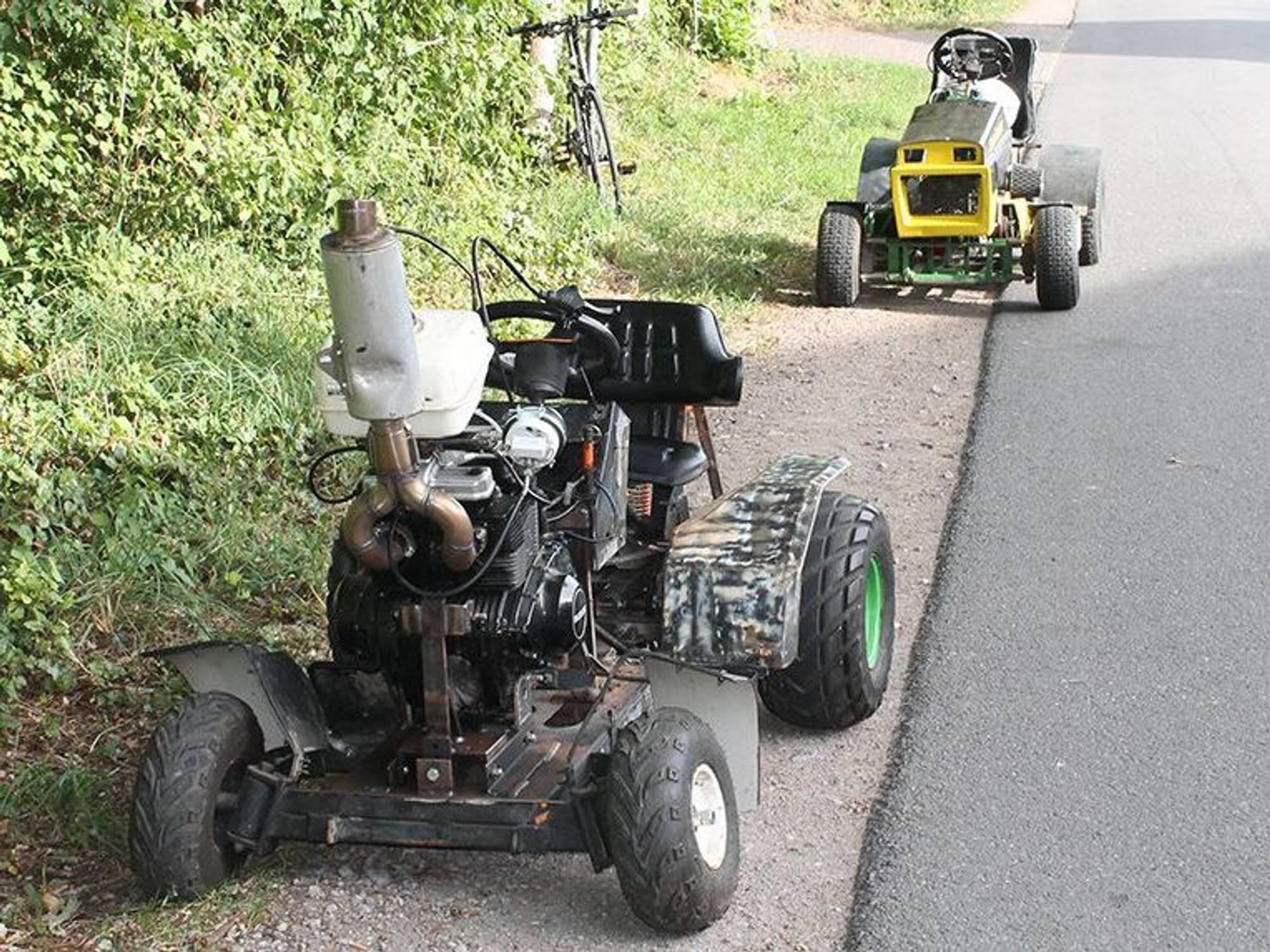 Umgebaute kleine Gefährte, die die Polizei nach einem Wettrennen sicherstellte.