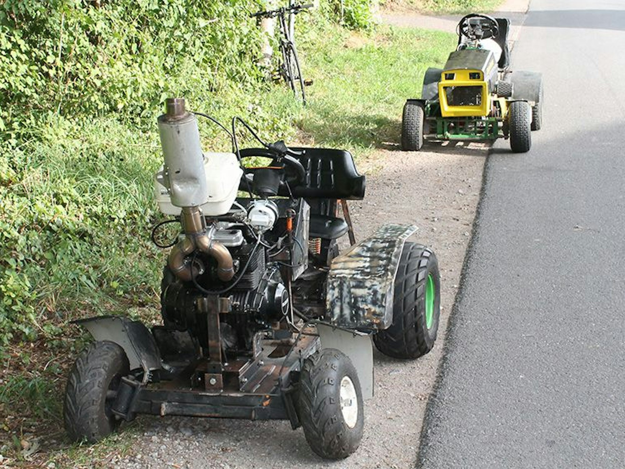 Umgebaute kleine Gefährte, die die Polizei nach einem Wettrennen sicherstellte.
