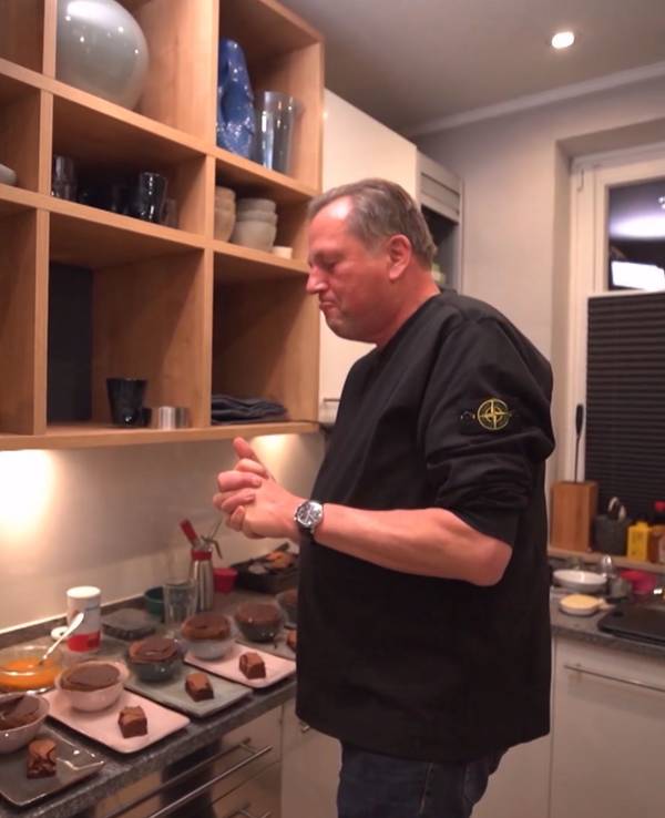 „Da ist etwas schiefgegangen“: Jürgen vertauscht das Salatdressing mit der Dessertsoße.