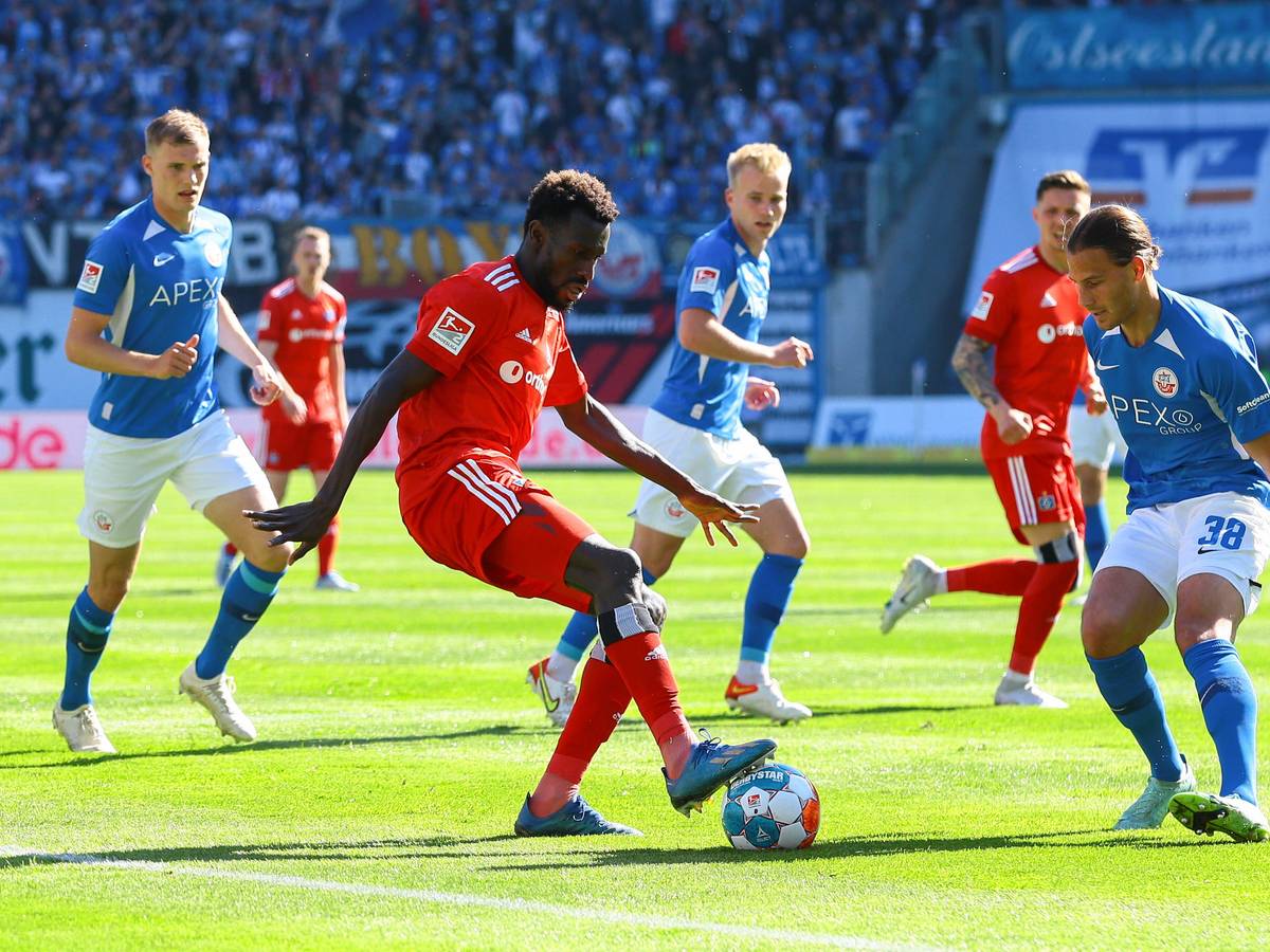 Bakery Jatta vom HSV ist von Rostock-Verteidigern umzingelt.