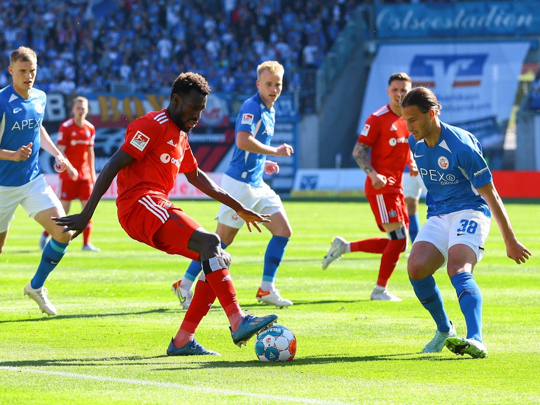 Bakery Jatta vom HSV ist von Rostock-Verteidigern umzingelt.