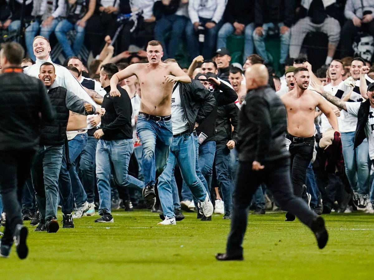 Fans von Eintracht Frankfurt stürmen das Stadion.