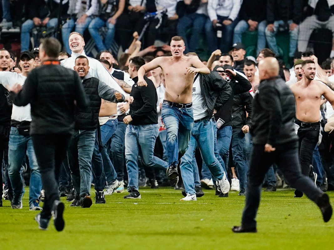 Fans von Eintracht Frankfurt stürmen das Stadion.