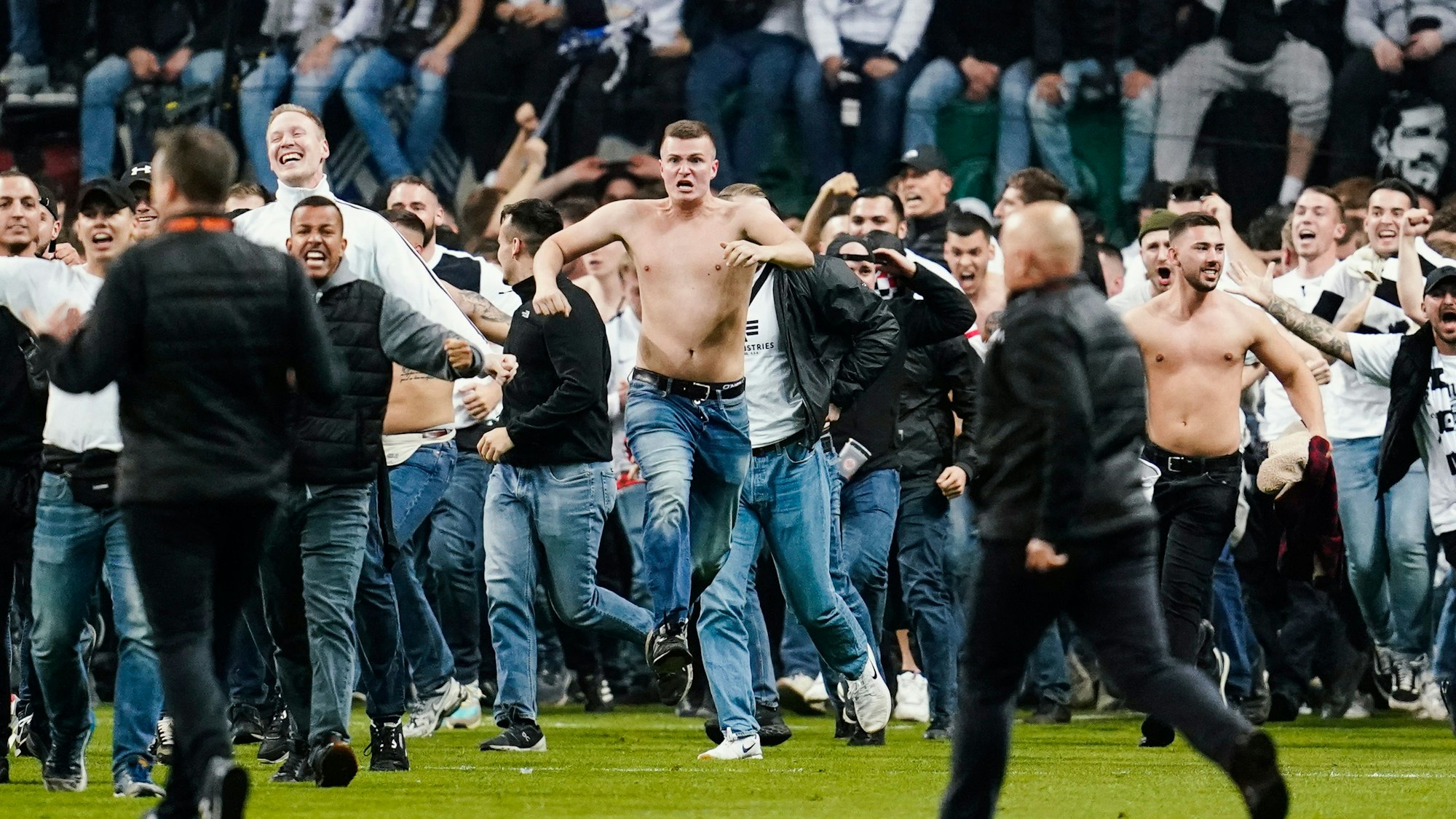 Fans von Eintracht Frankfurt stürmen das Stadion.