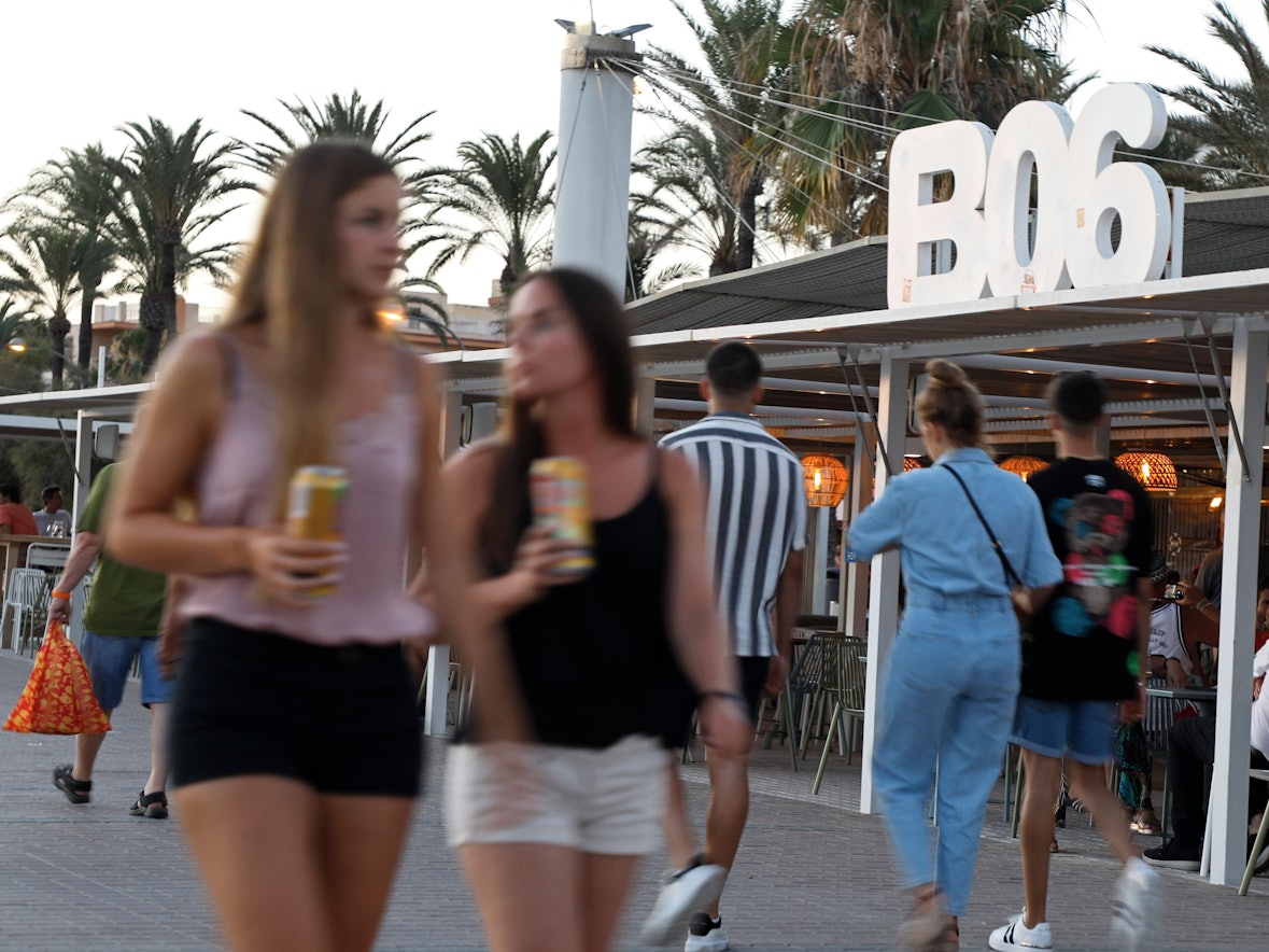 Palma: Menschen gehen neben dem Ballerman 6 am Strand von Arenal auf Mallorca vorbei.