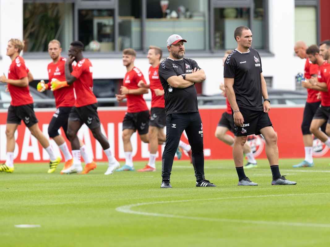 Steffen Baumgart und Videoanalyst Hannes Dold beim FC-Training am Mittwochvormittag (13. Juli 2022).