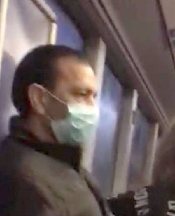 Mann sitzt in einem Bus. Er soll dort Schülerinnen an den Po gefasst haben.