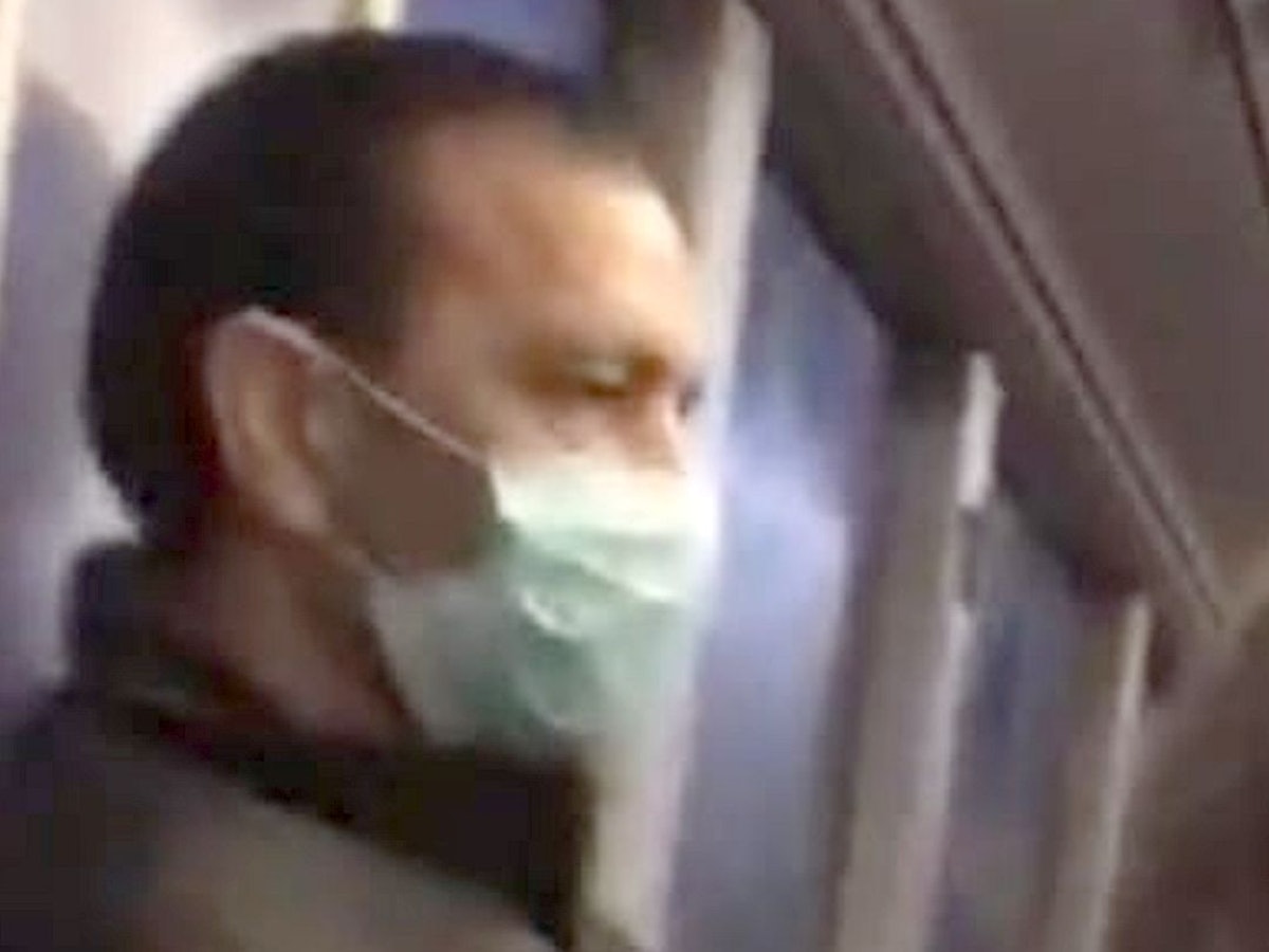 Mann sitzt in einem Bus. Er soll dort Schülerinnen an den Po gefasst haben.