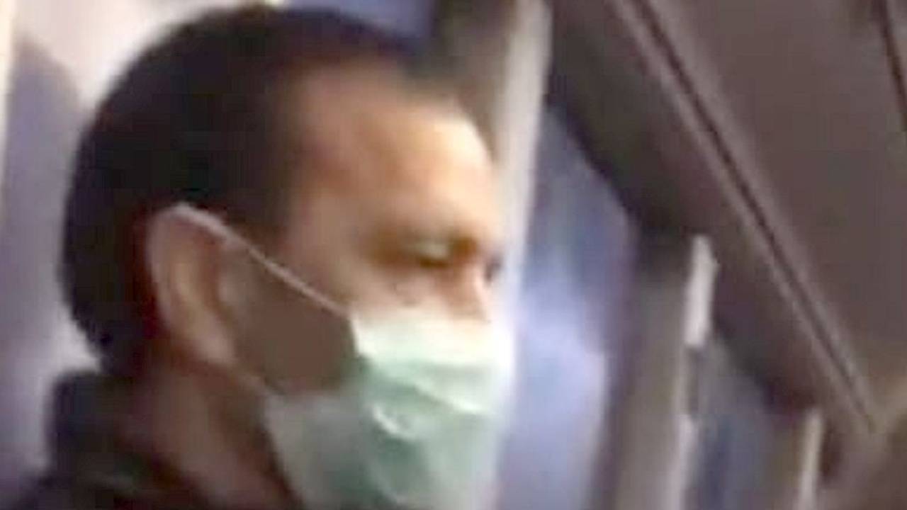 Mann sitzt in einem Bus. Er soll dort Schülerinnen an den Po gefasst haben.