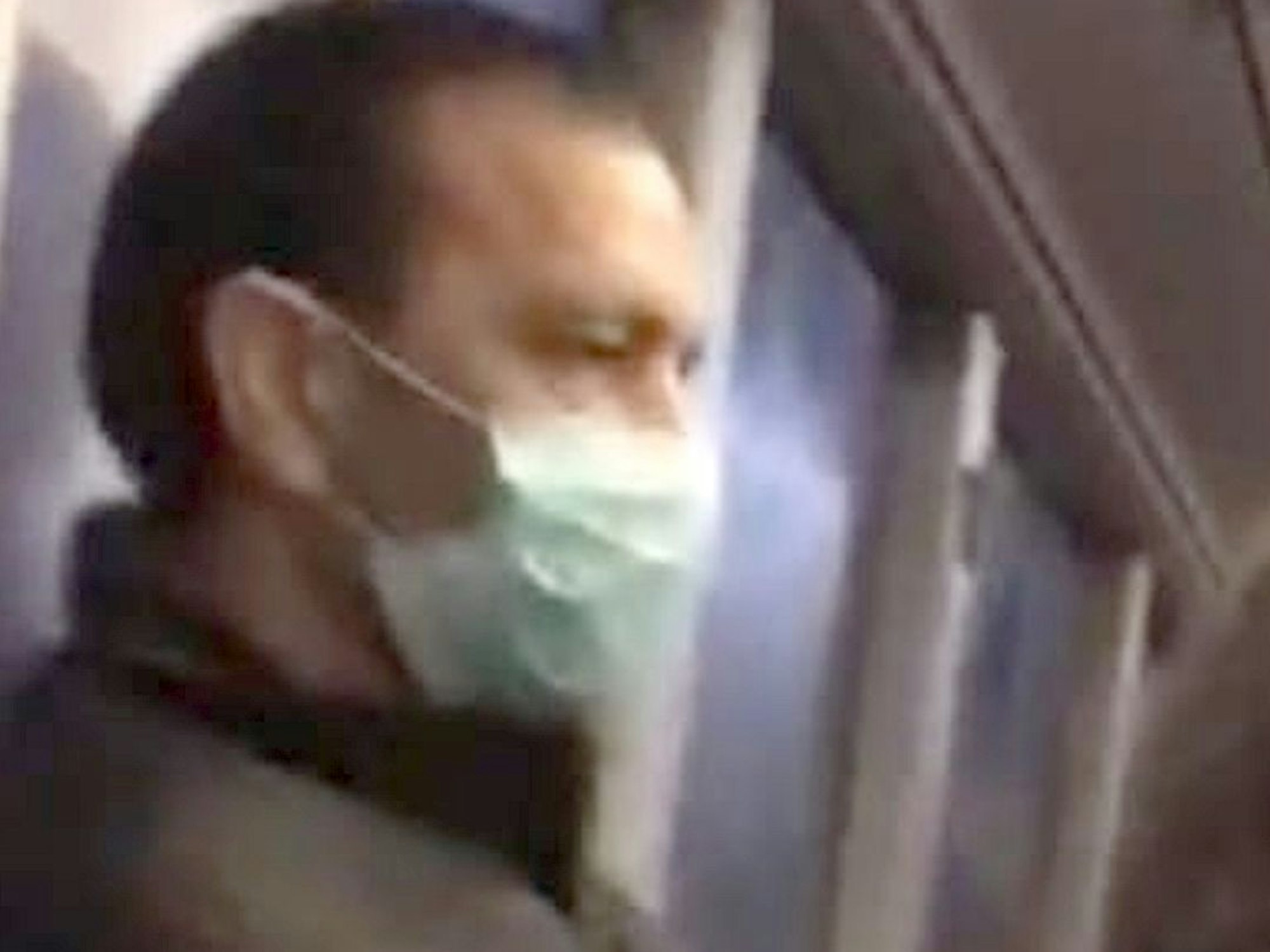 Mann sitzt in einem Bus. Er soll dort Schülerinnen an den Po gefasst haben.