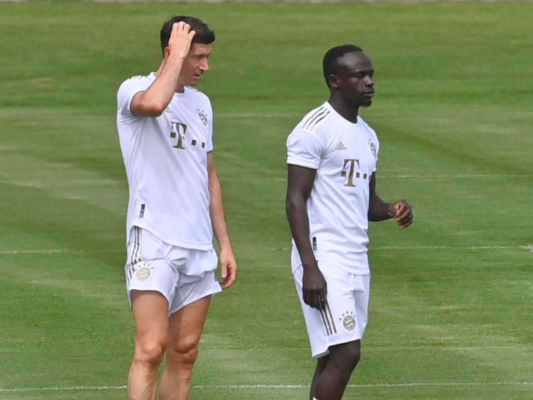 Robert Lewandowski und Sadio Mané schauen in Richtung Spielgeschehen beim Training des FC Bayern.
