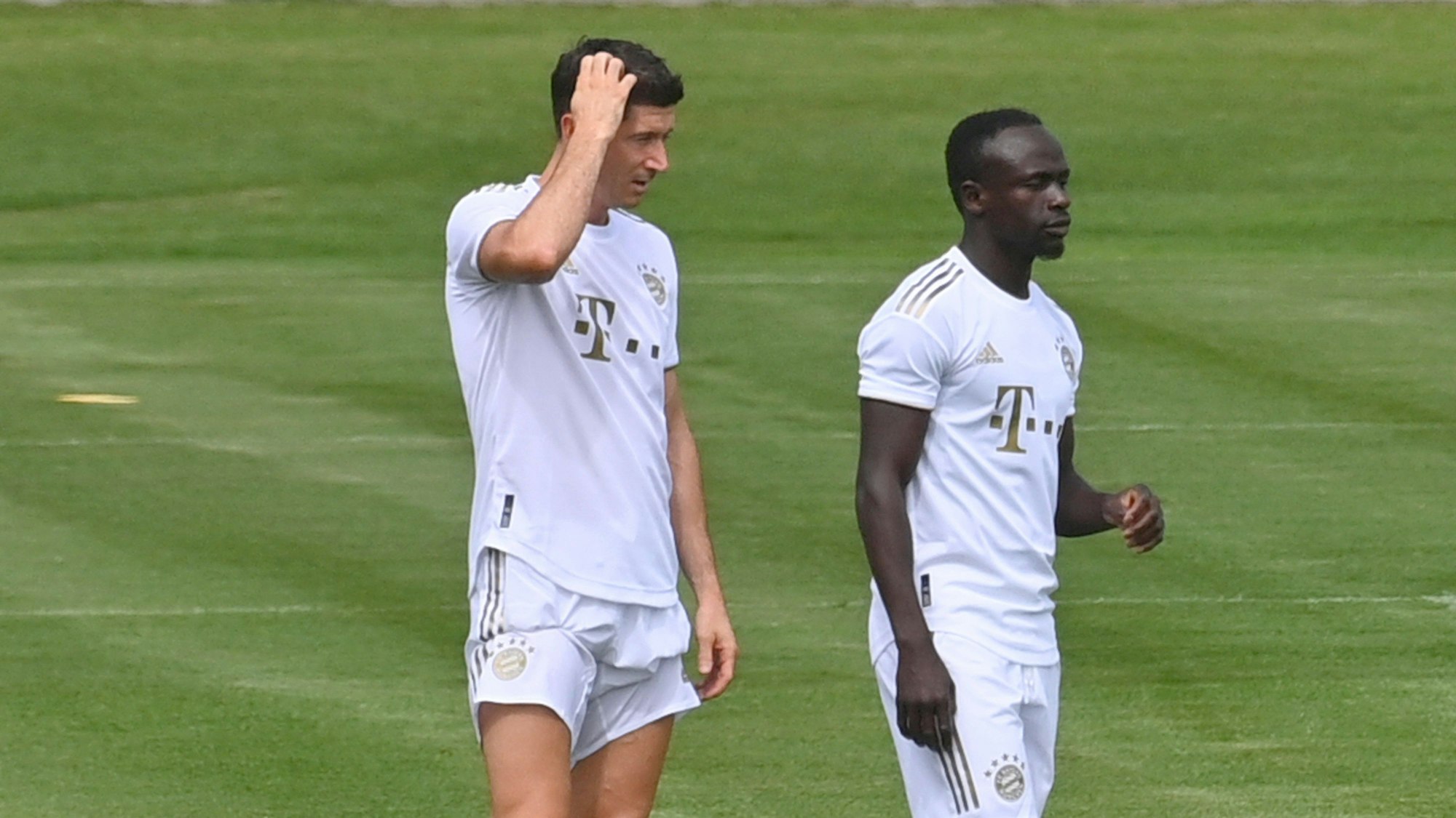 Robert Lewandowski und Sadio Mané schauen in Richtung Spielgeschehen beim Training des FC Bayern.
