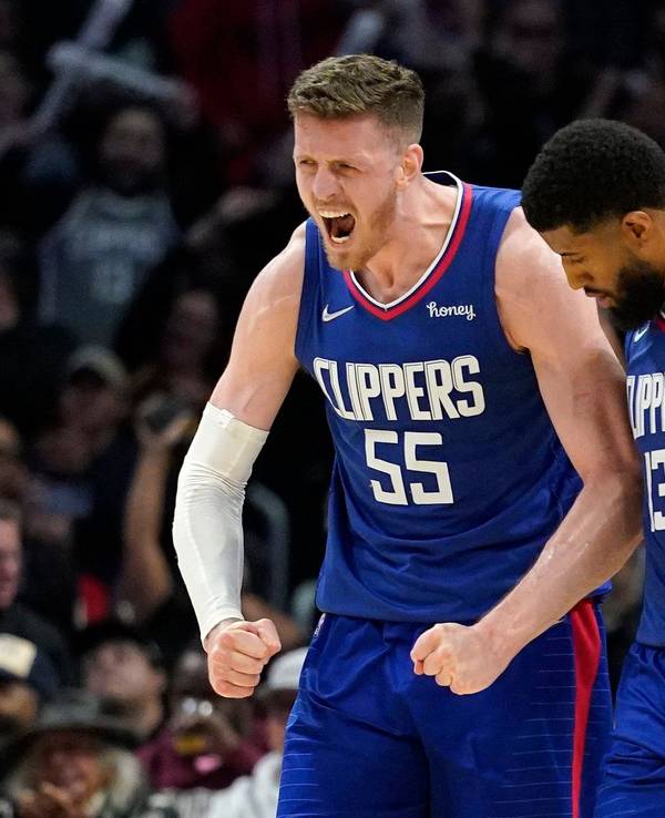 Center Isaiah Hartenstein (l) feiert mit Guard Paul George, nachdem sie in der zweiten Hälfte in Führung gegangen sind.