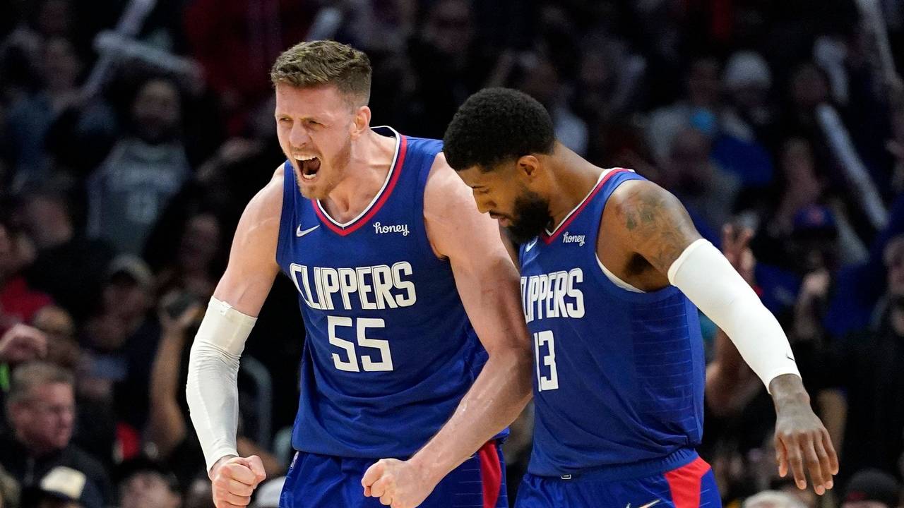 Center Isaiah Hartenstein (l) feiert mit Guard Paul George, nachdem sie in der zweiten Hälfte in Führung gegangen sind.
