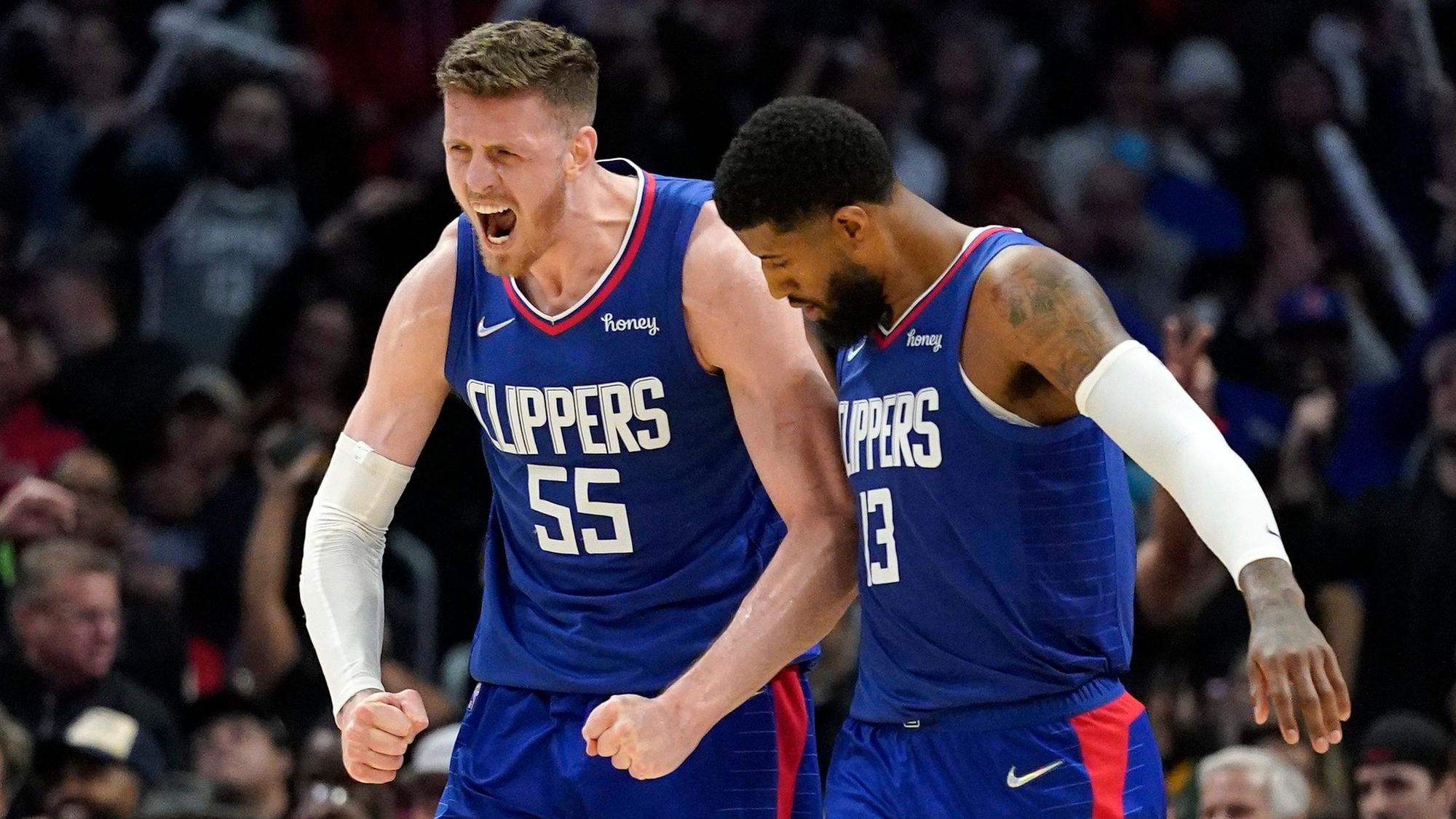 Center Isaiah Hartenstein (l) feiert mit Guard Paul George, nachdem sie in der zweiten Hälfte in Führung gegangen sind.