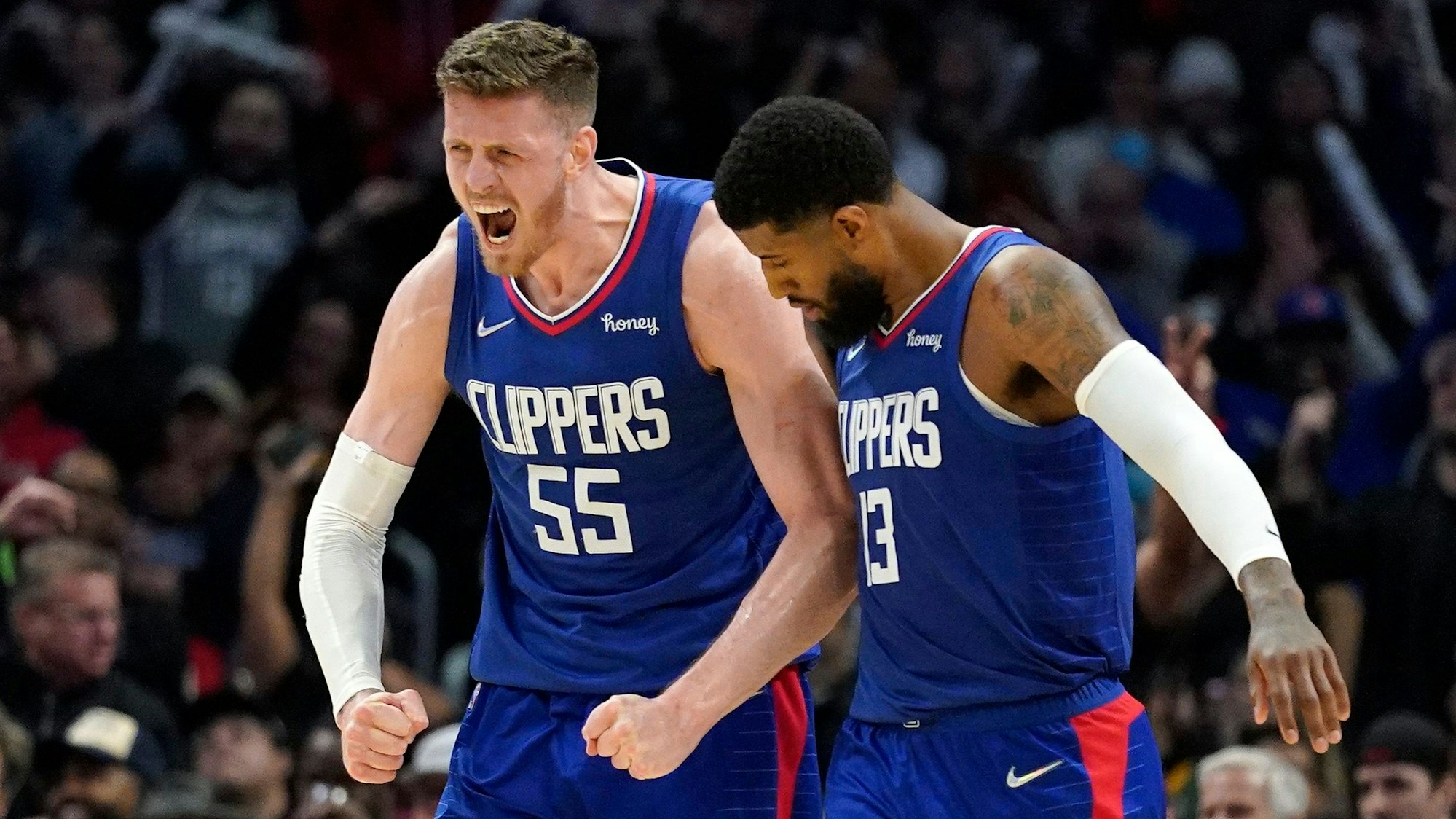 Center Isaiah Hartenstein (l) feiert mit Guard Paul George, nachdem sie in der zweiten Hälfte in Führung gegangen sind.