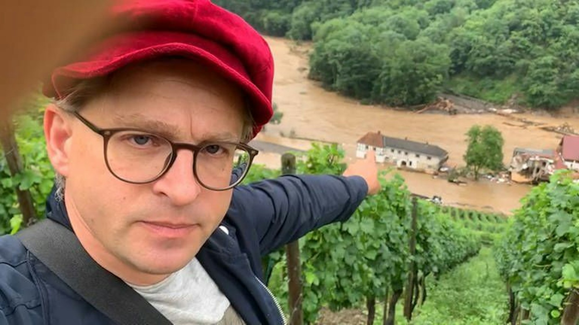 Gastronom Michael Lang filmte den Untergang seiner Ahr Vinothek in Marienthal.