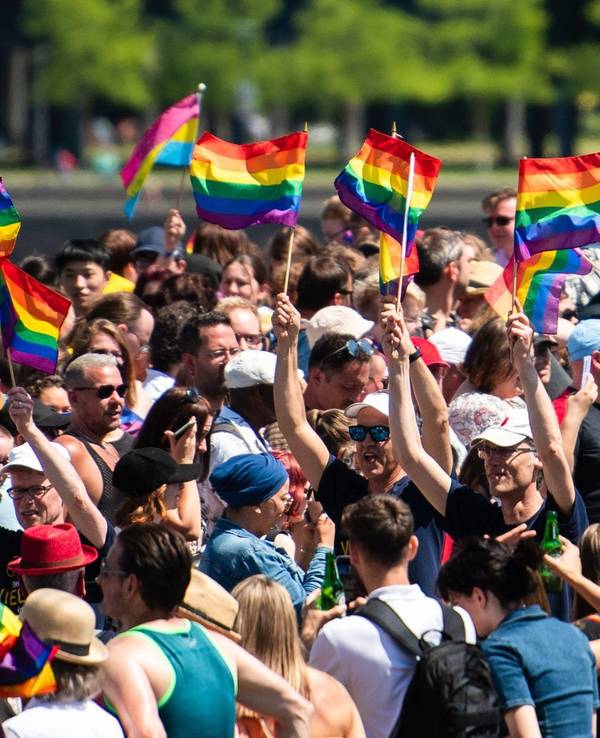 Teilnehmer einer Parade zum Christopher Street Day (CSD) ziehen durch die Stadt.
