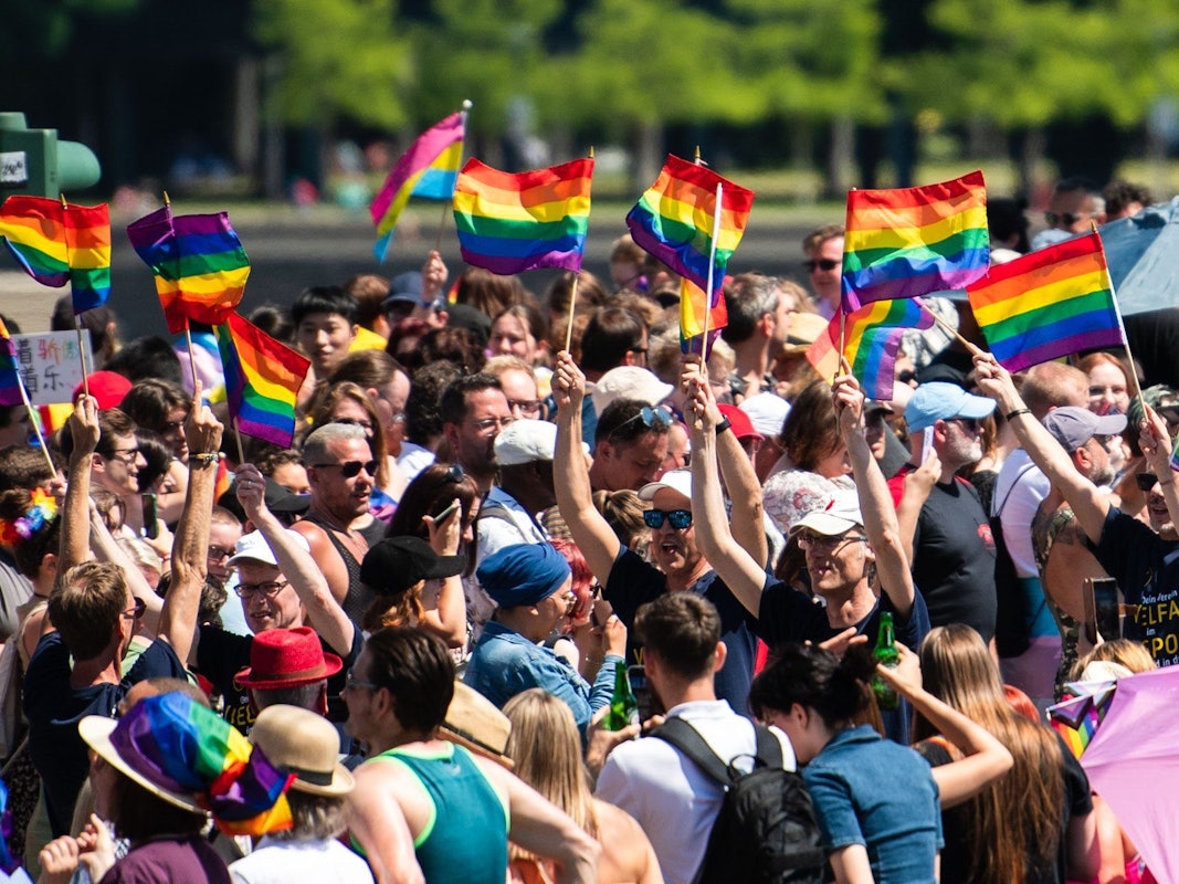 Teilnehmer einer Parade zum Christopher Street Day (CSD) ziehen durch die Stadt.