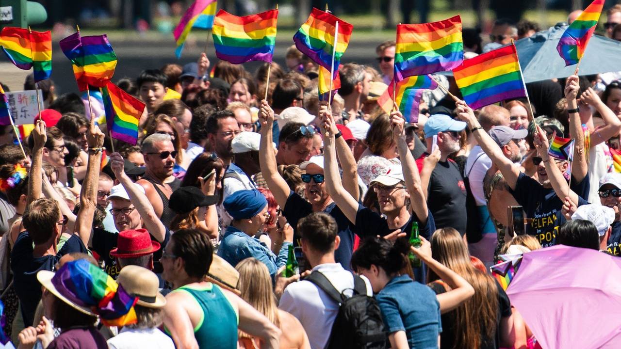 Teilnehmer einer Parade zum Christopher Street Day (CSD) ziehen durch die Stadt.