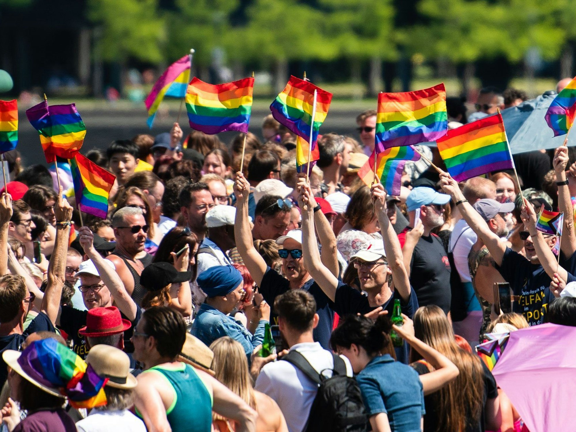 Teilnehmer einer Parade zum Christopher Street Day (CSD) ziehen durch die Stadt.