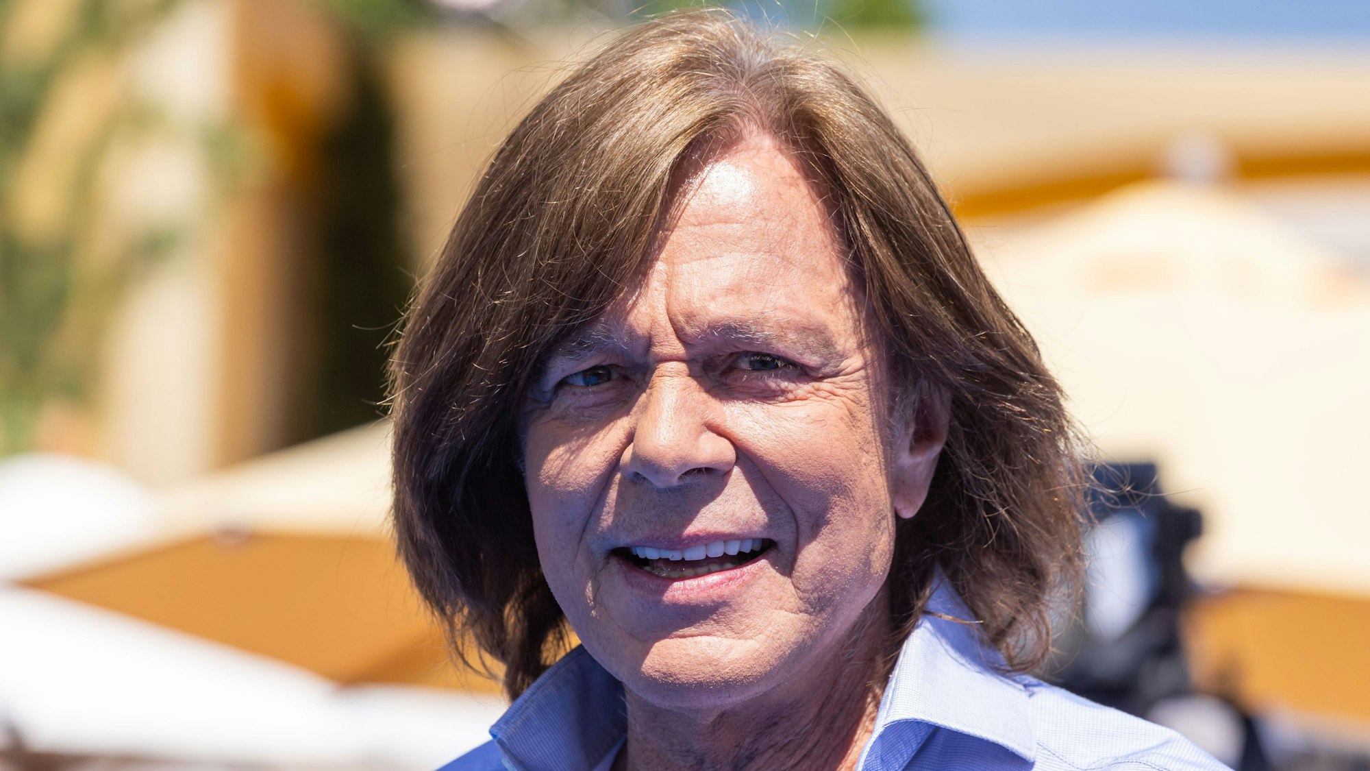 Der Sänger Jürgen Drews geht während der Liveübertragung der Sendung "Immer wieder Sonntags" über das Set.