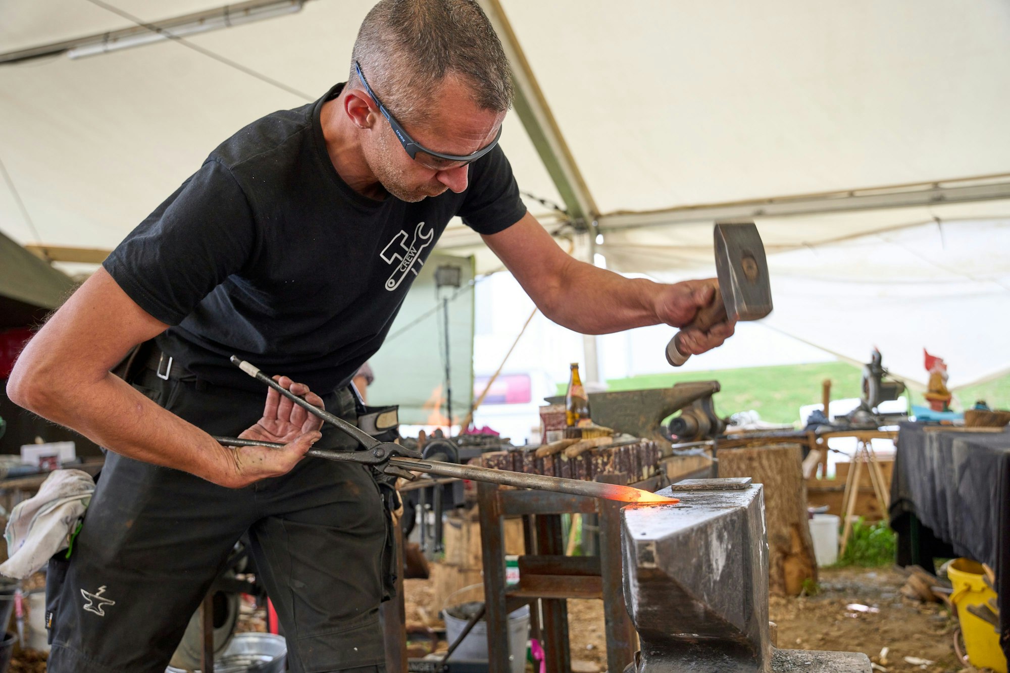 Schmied Dennis Stiller bringt verschlissene Meißel, die bei den Entkernungsarbeiten im Tal eingesetzt werden, wieder in Form.