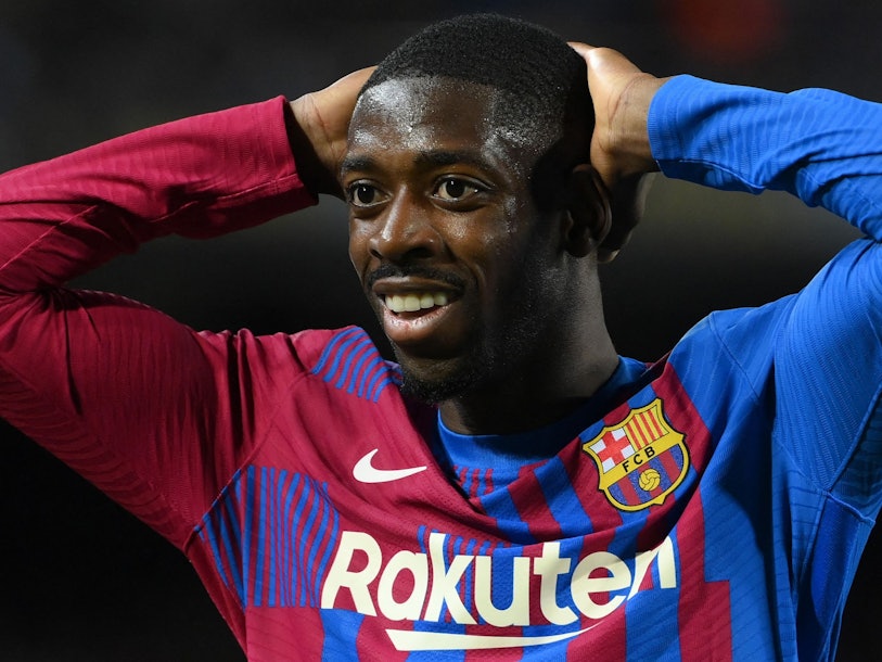 Ousmane Dembélé hält sich im Spiel des FC Barcelona gegen Celta Vigo die Hände an den Kopf. Statt des lange drohenden Abgangs bleibt der Franzose jetzt doch bei Barça.