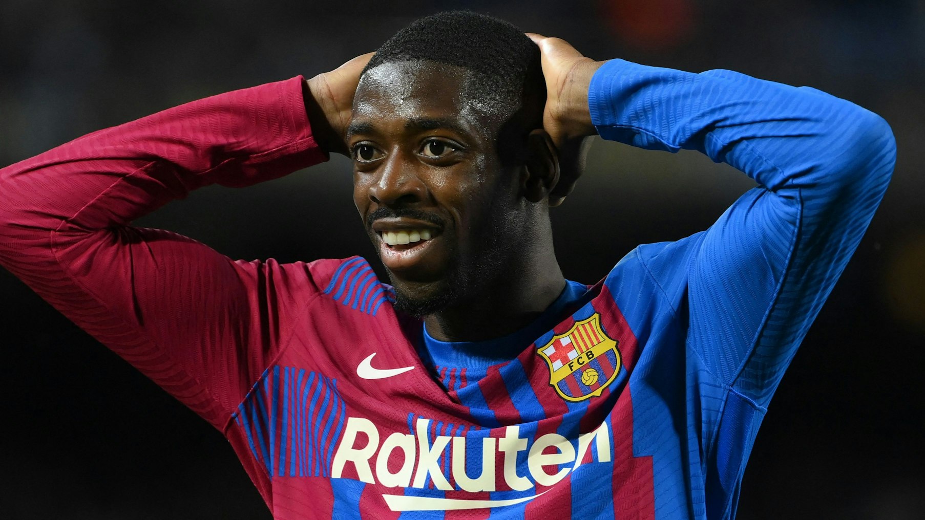 Ousmane Dembélé hält sich im Spiel des FC Barcelona gegen Celta Vigo die Hände an den Kopf. Statt des lange drohenden Abgangs bleibt der Franzose jetzt doch bei Barça.