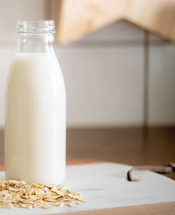 Eine Flasche Hafermilch.