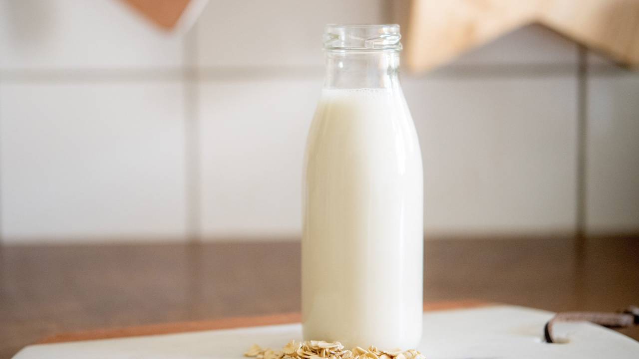 Eine Flasche Hafermilch.