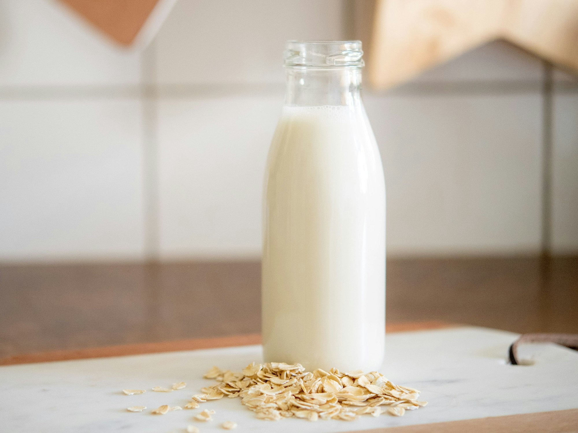 Eine Flasche Hafermilch.