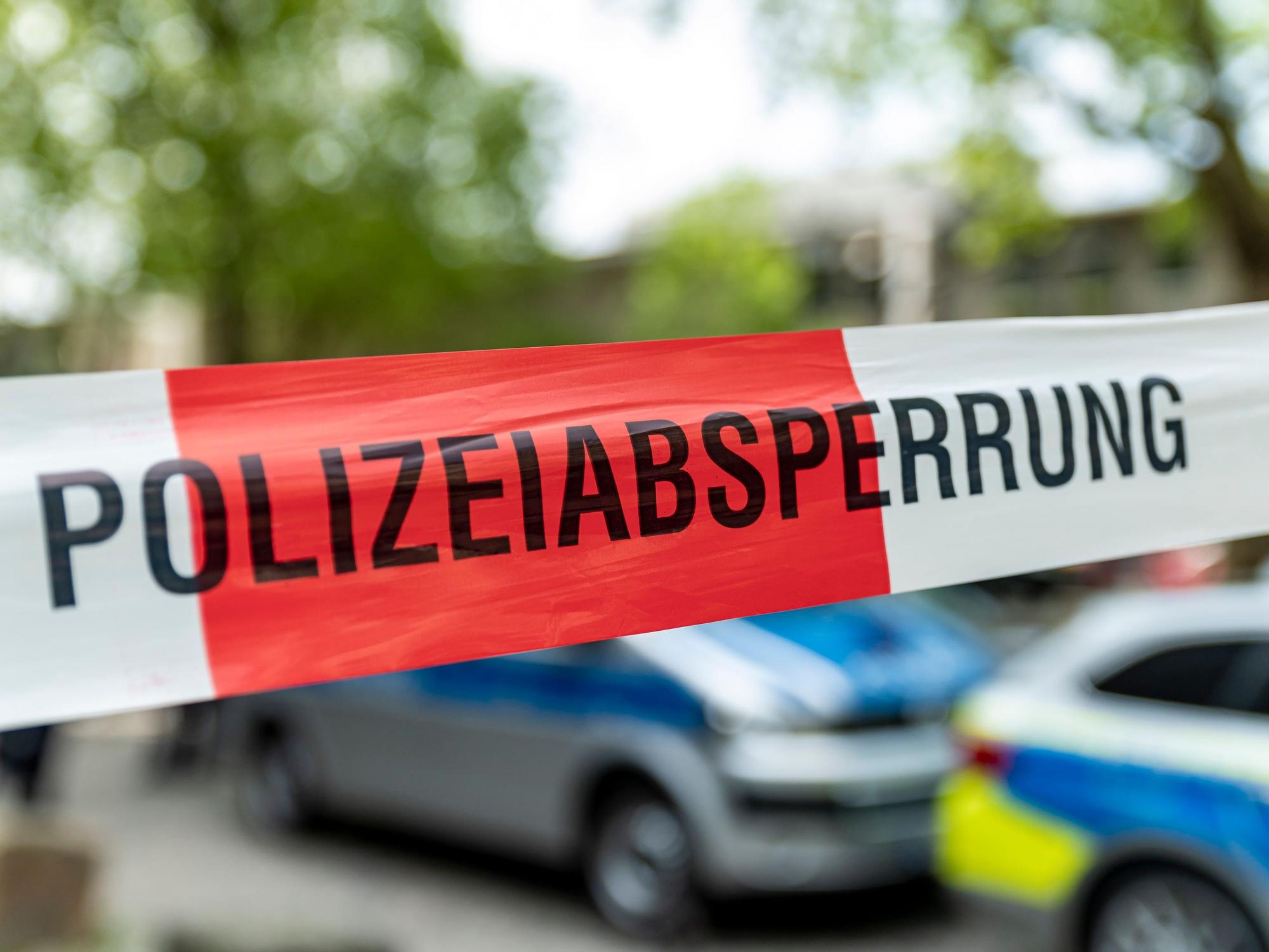 Ein mit Flatterband der Polizei NRW abgesperrter Bereich in der Kölner Innenstadt.