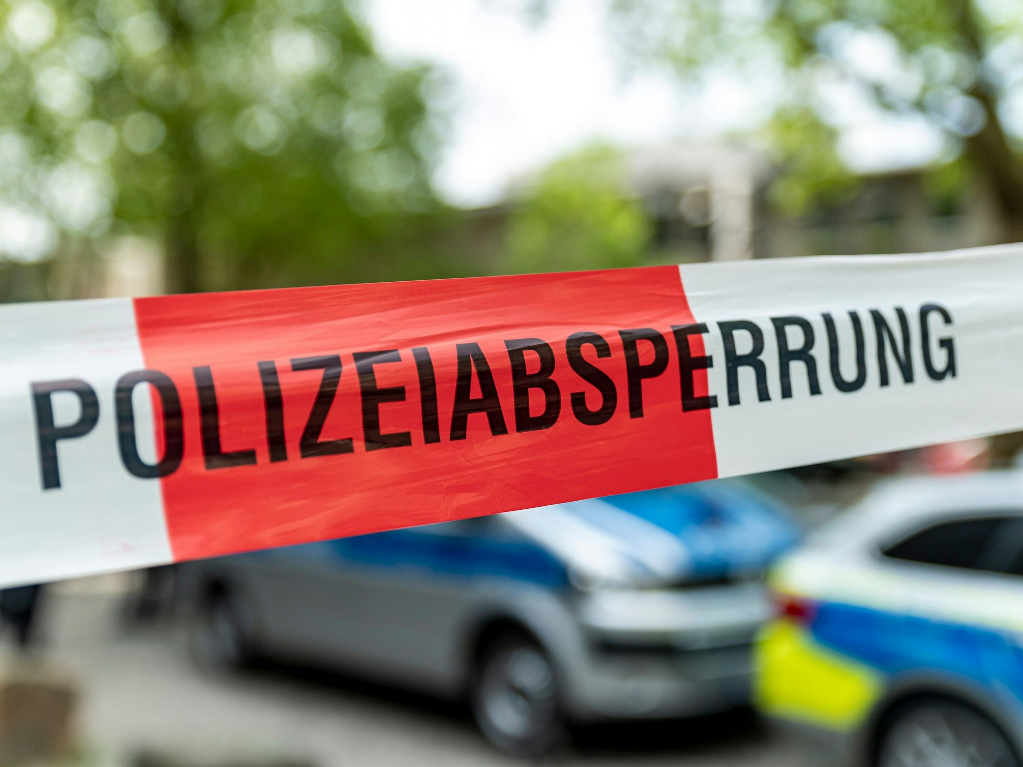 Ein mit Flatterband der Polizei NRW abgesperrter Bereich in der Kölner Innenstadt.