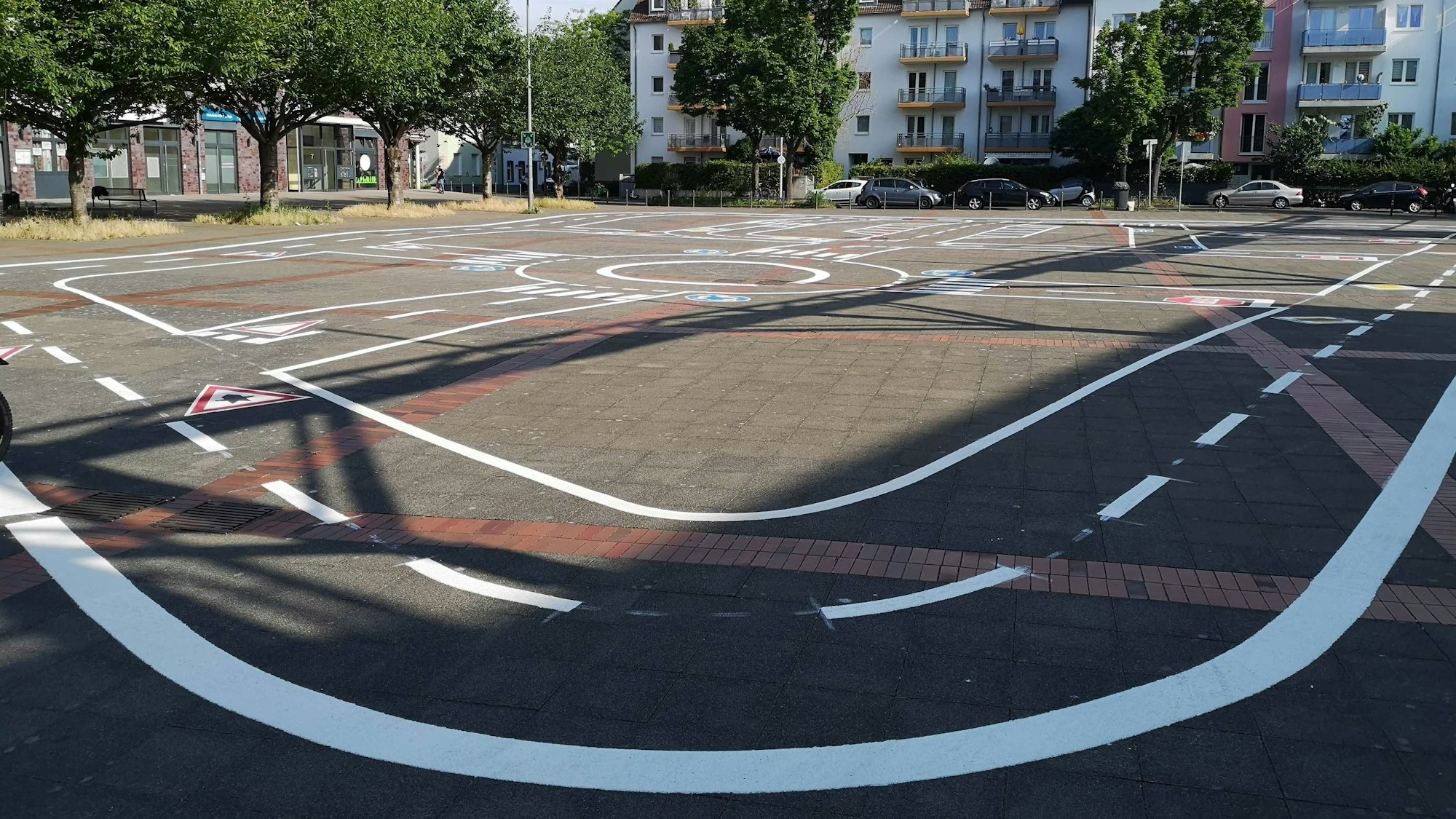 Auf dem Ottmar-Pohl-Platz wurden Straßen und Verkehrsschilder aufgemalt sowie einen Kreisverkehr.