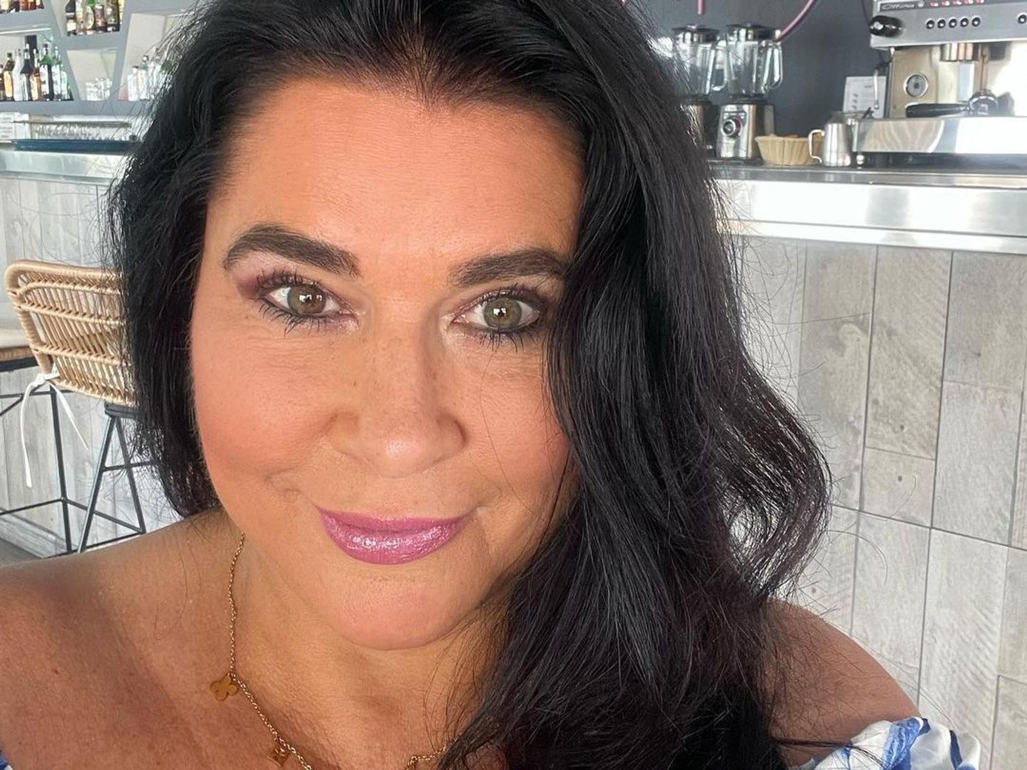 Iris Klein, hier auf einem Instagram-Selfie vom Juni 2022, lächelt in die Kamera.