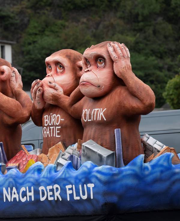 Ein Motivwagen mit drei Affenfiguren an der Hauptstraße des Ahr-Städtchens erinnert am 14. Juli 2022 an die Opfer der Flutkatastrophe im Ahrtal vor genau einem Jahr. Gestaltet wurde der Wagen von dem Düsseldorfer Motivwagen-Bauer J. Tilly.