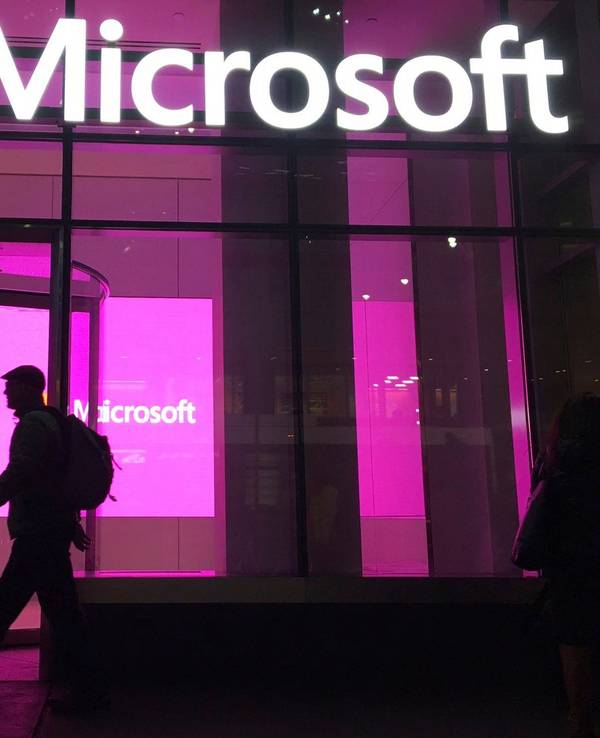 Eine Person läuft durch das Microsoft-Gebäude in New York.