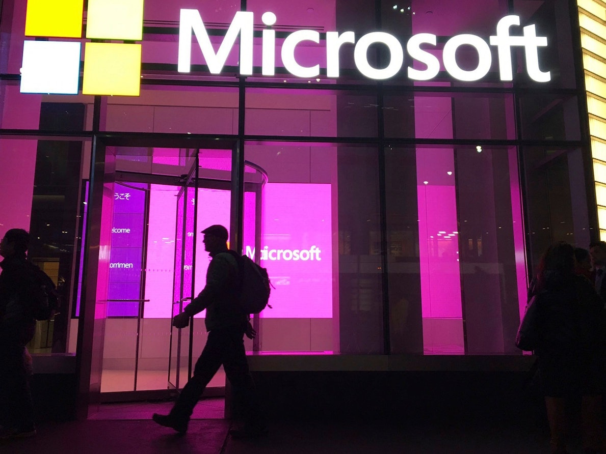 Eine Person läuft durch das Microsoft-Gebäude in New York.