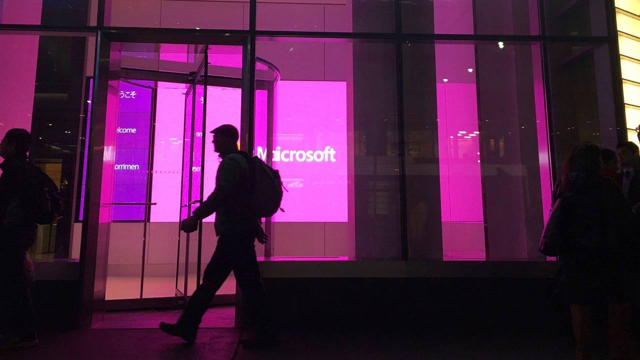 Eine Person läuft durch das Microsoft-Gebäude in New York.