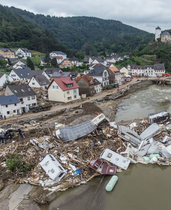 Meterhoch türmen sich wenige Tage nach der Flutkatastrophe Wohnwagen, Gastanks, Bäume und Schrott an einer Brücke im Ahrtal.
