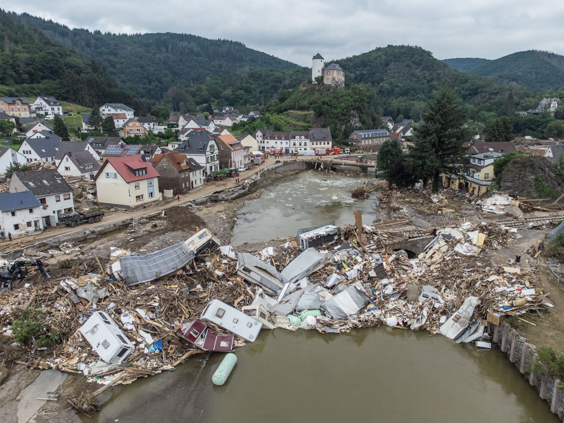 Meterhoch türmen sich wenige Tage nach der Flutkatastrophe Wohnwagen, Gastanks, Bäume und Schrott an einer Brücke im Ahrtal.