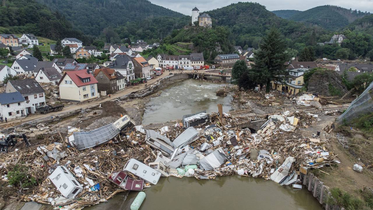 Meterhoch türmen sich wenige Tage nach der Flutkatastrophe Wohnwagen, Gastanks, Bäume und Schrott an einer Brücke im Ahrtal.